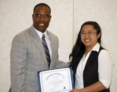 Tracy Harris gives engineering award to Eudora Tak