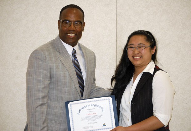 Tracy Harris gives engineering award to Eudora Tak